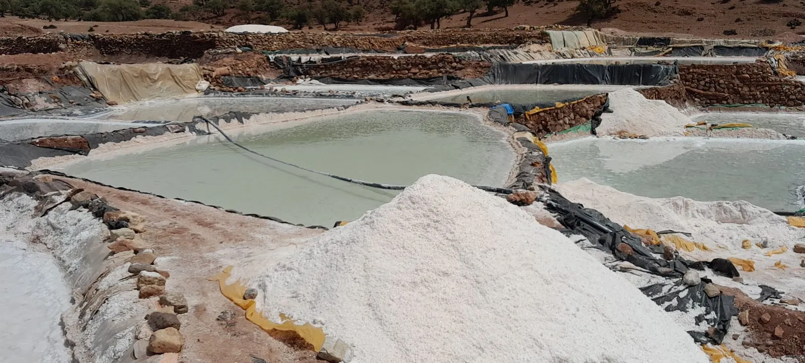 Les bassins salins en terrasses, un tas de sel au premier plan
