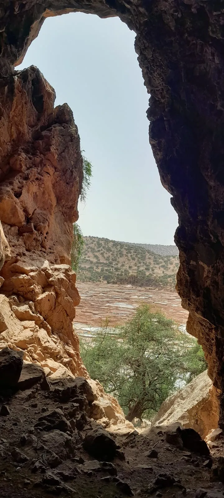 La faille de roche ocre ouvrant sur le plateau