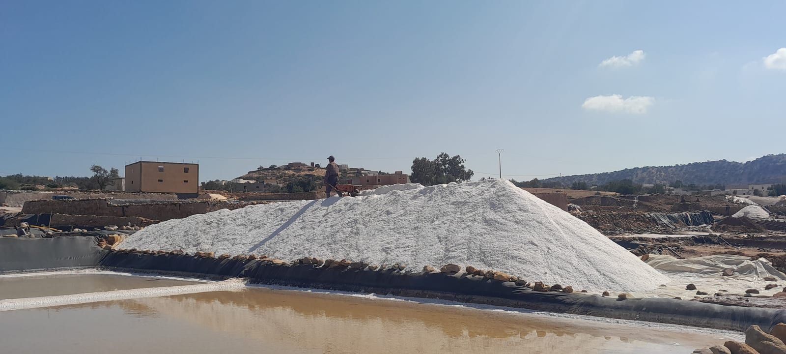 La récolte du sel sur les bassins de Smimou