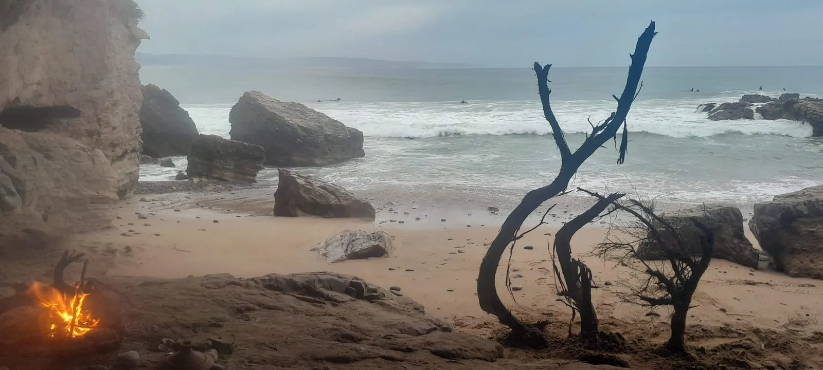 Le feu au pied du rocher, la plage et la brume de mer