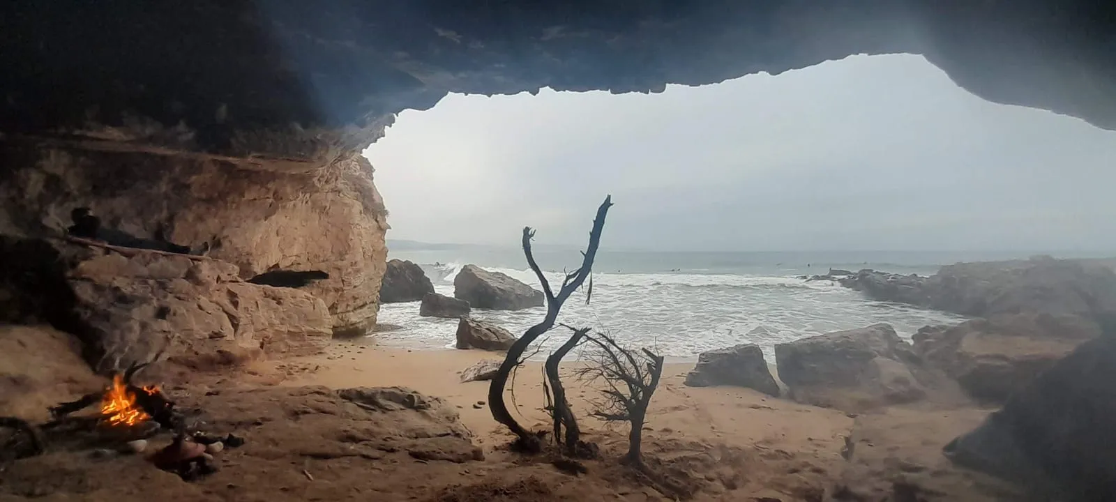 Depuis la grotte, le feu allumé face aux vagues