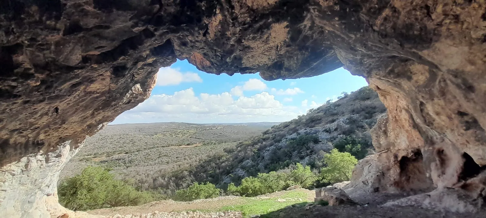 Arche rocheuse ouvrant sur la vallée verte