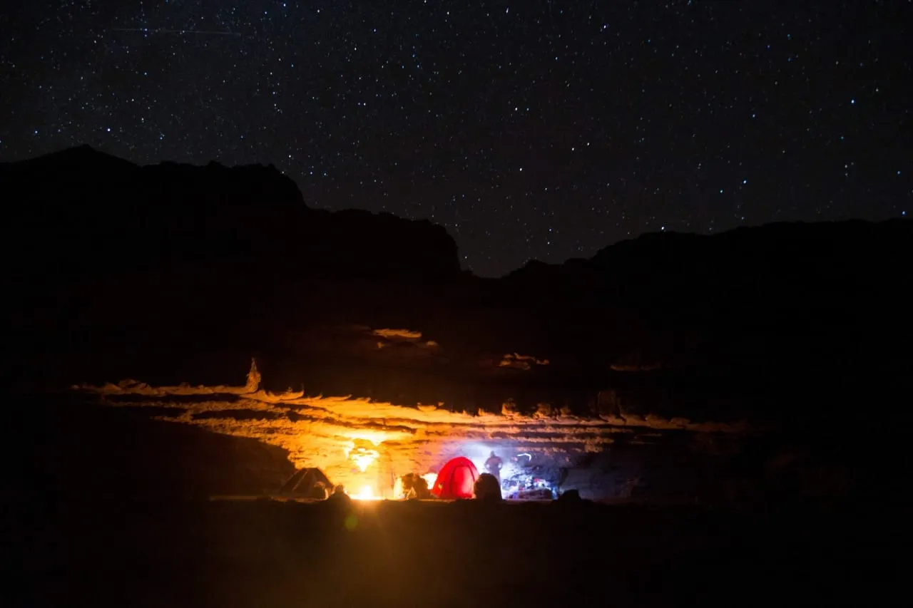 Le campement éclairé sous un ciel étoilé