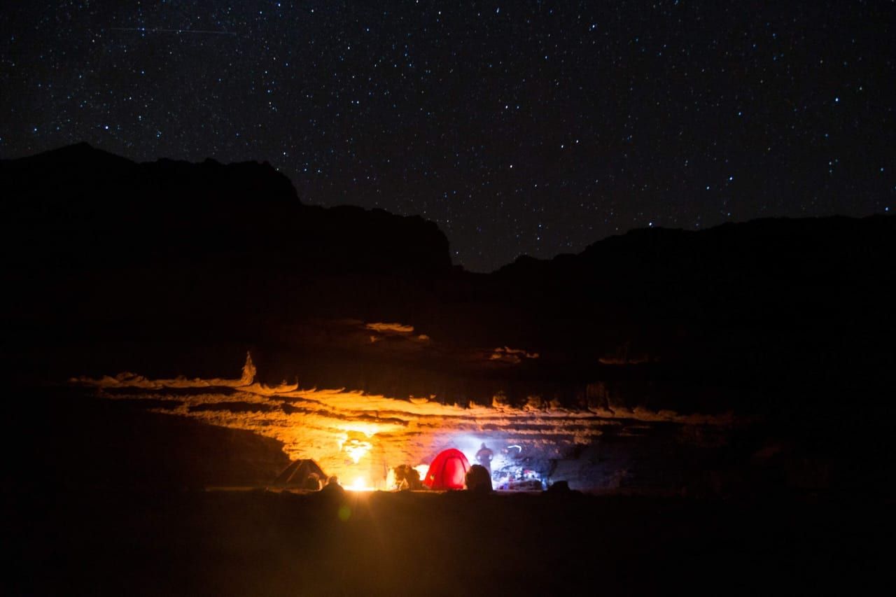 Le campement éclairé sous un ciel étoilé