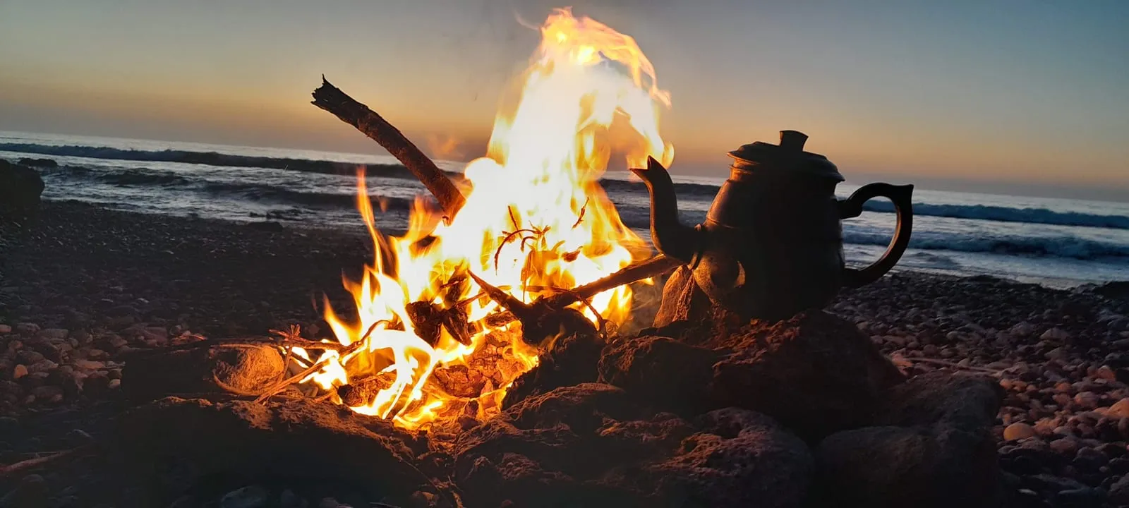 La théière posée près du feu, au crépuscule