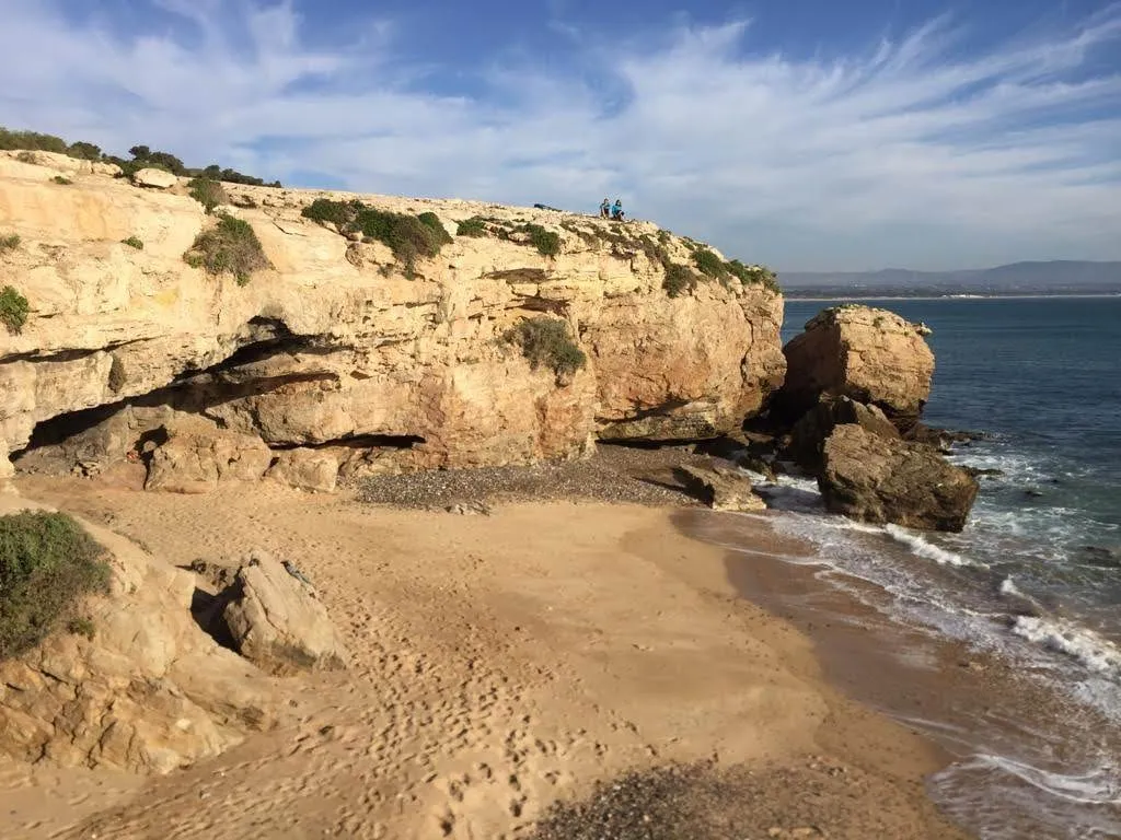 Petite crique abritée sous le surplomb calcaire