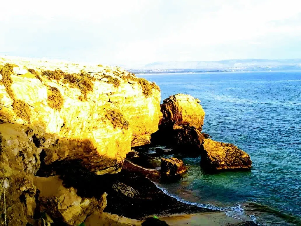 Roche dorée et eau turquoise au ras des vagues