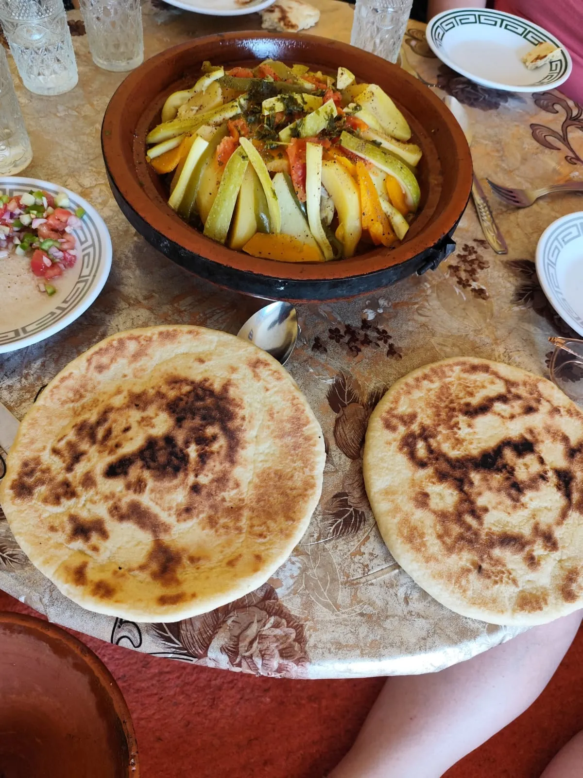 Tajine aux légumes et galettes sur la table de la maison