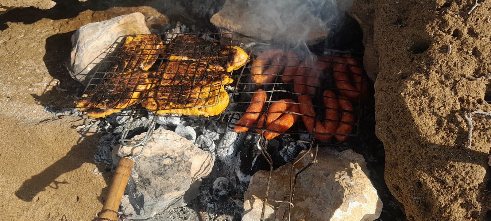 Poissons et sardines sur la grille, au-dessus des braises