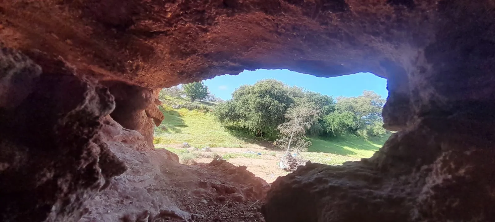 Paroi rouge à l'entrée de la grotte