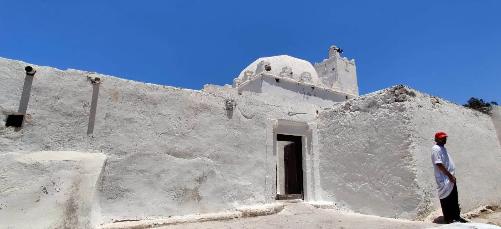 Le marabout blanchi à la chaux, porte ouverte