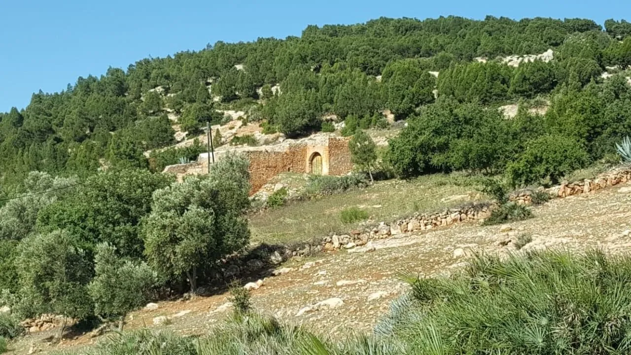 Marabout de pierre au-dessus des terrasses sèches