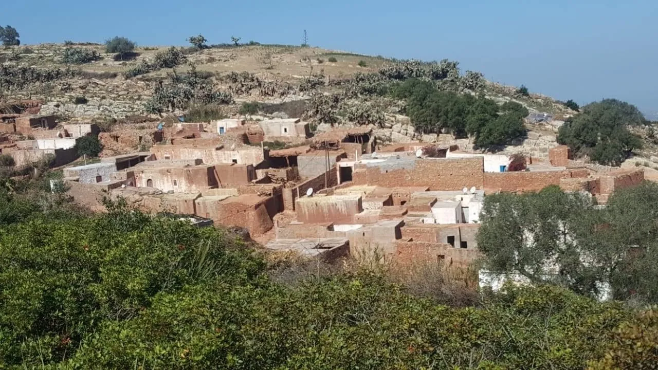 Le village de terre rouge sur sa colline à cactus