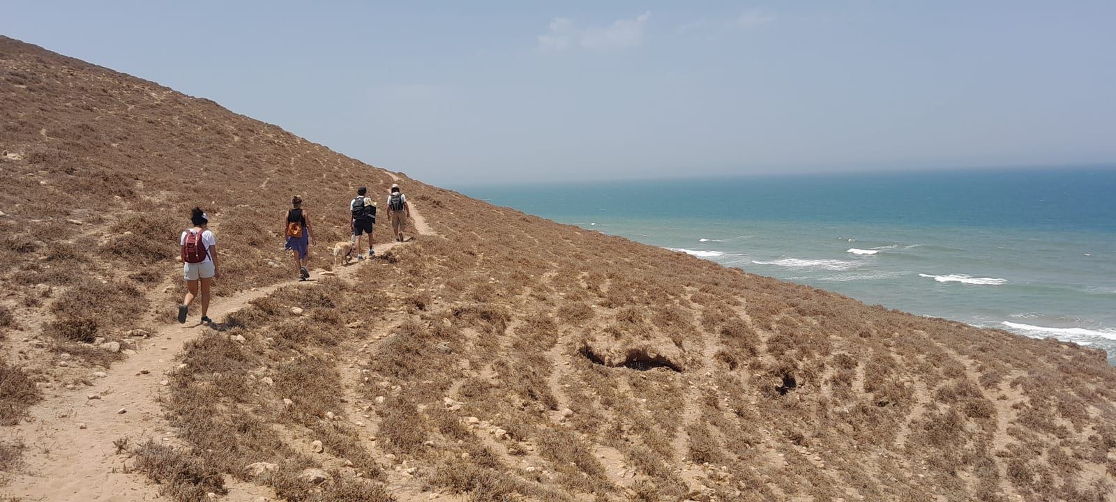Marcheurs sur le sentier côtier, l’océan en contrebas