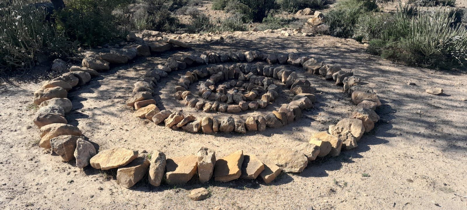 Spirale de pierres posée au sol dans la garrigue