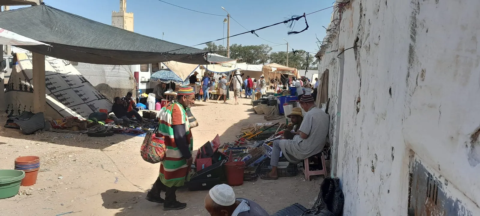 L’allée du souk sous les bâches, le minaret au fond