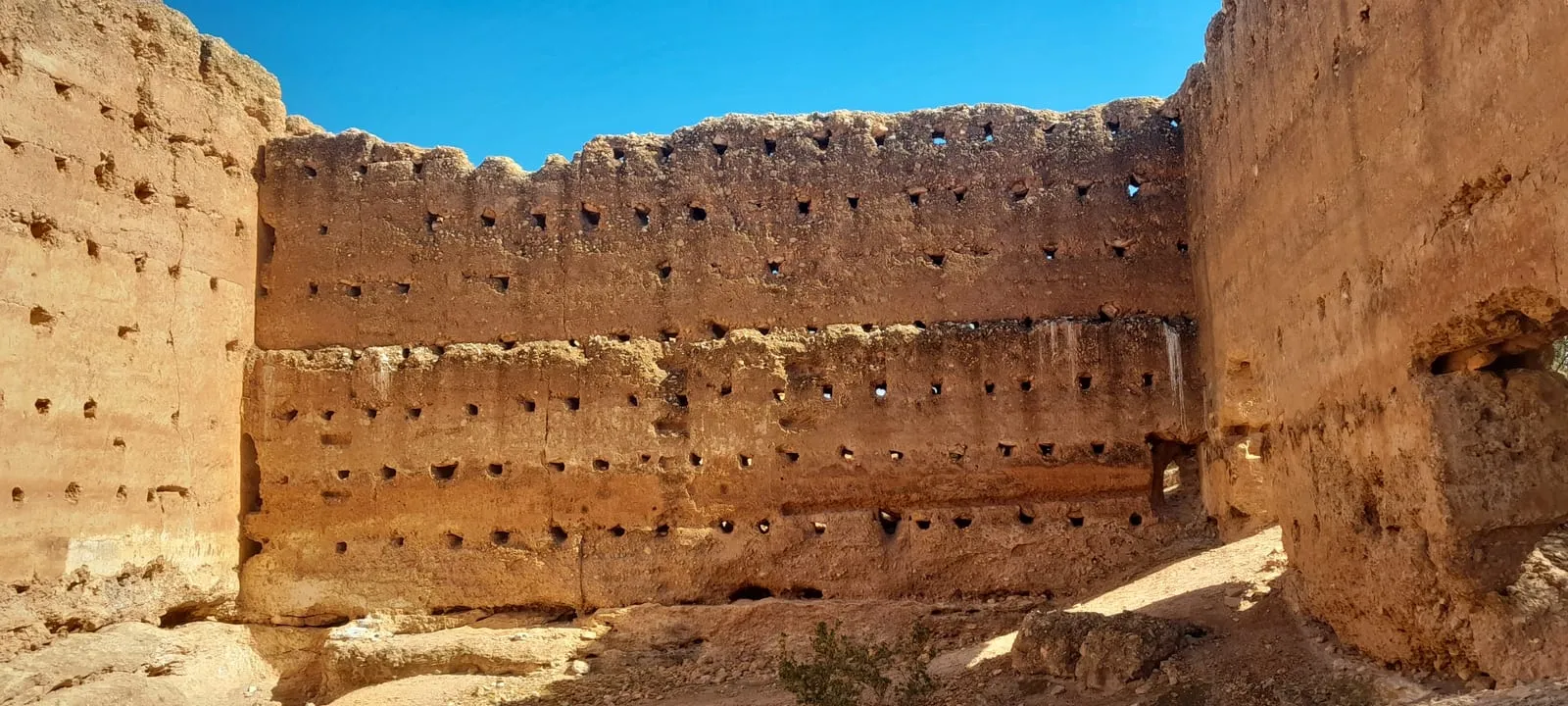 Le mur de terre percé d’alvéoles du vieil agadir