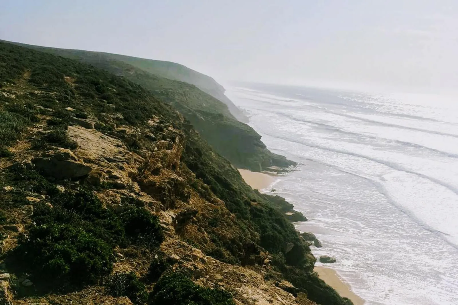 La plage et le ressac vus depuis les hauteurs