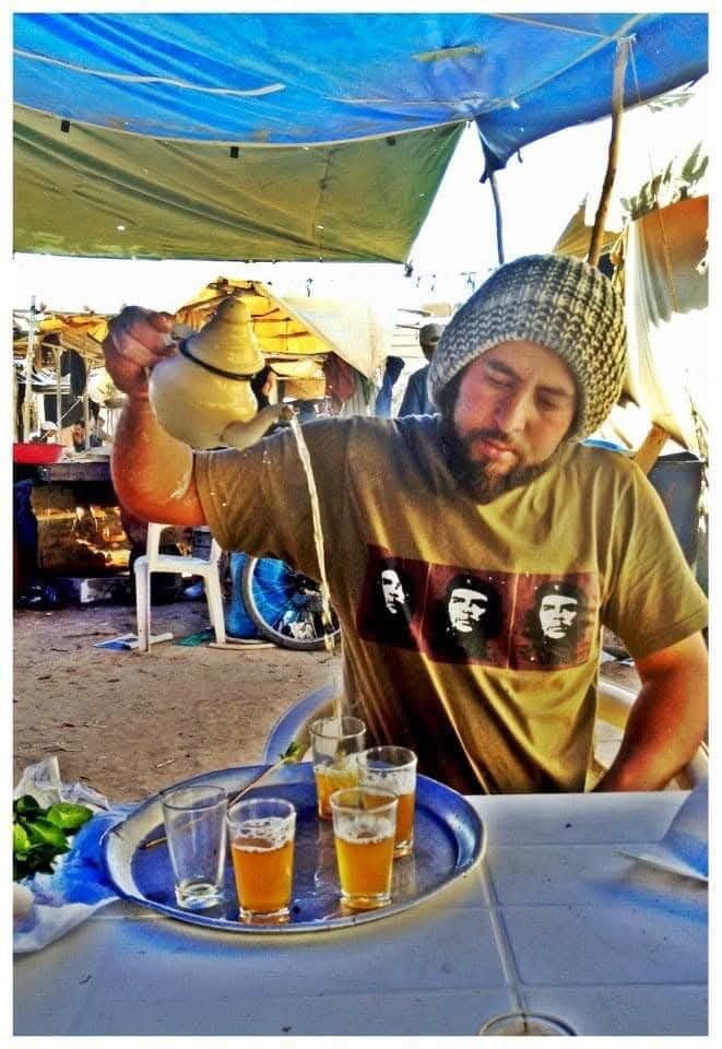 Kabir versant le thé à la menthe
