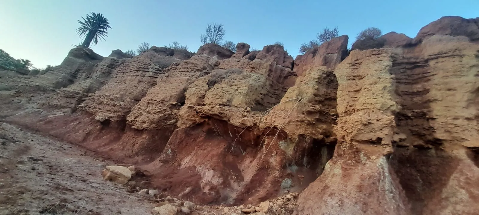 Roche ferrugineuse mise à nu, ocre et rouge — la montagne de fer