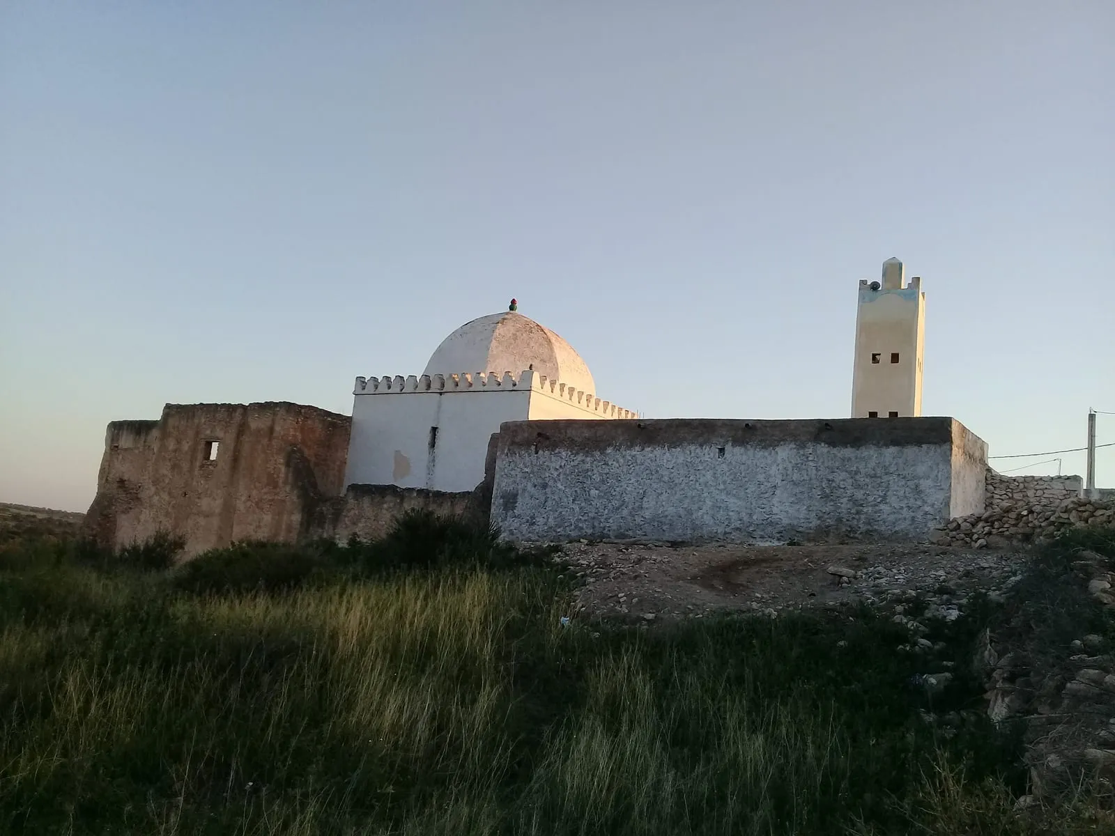 Le sanctuaire blanc de Sidi Ouasmine et son minaret