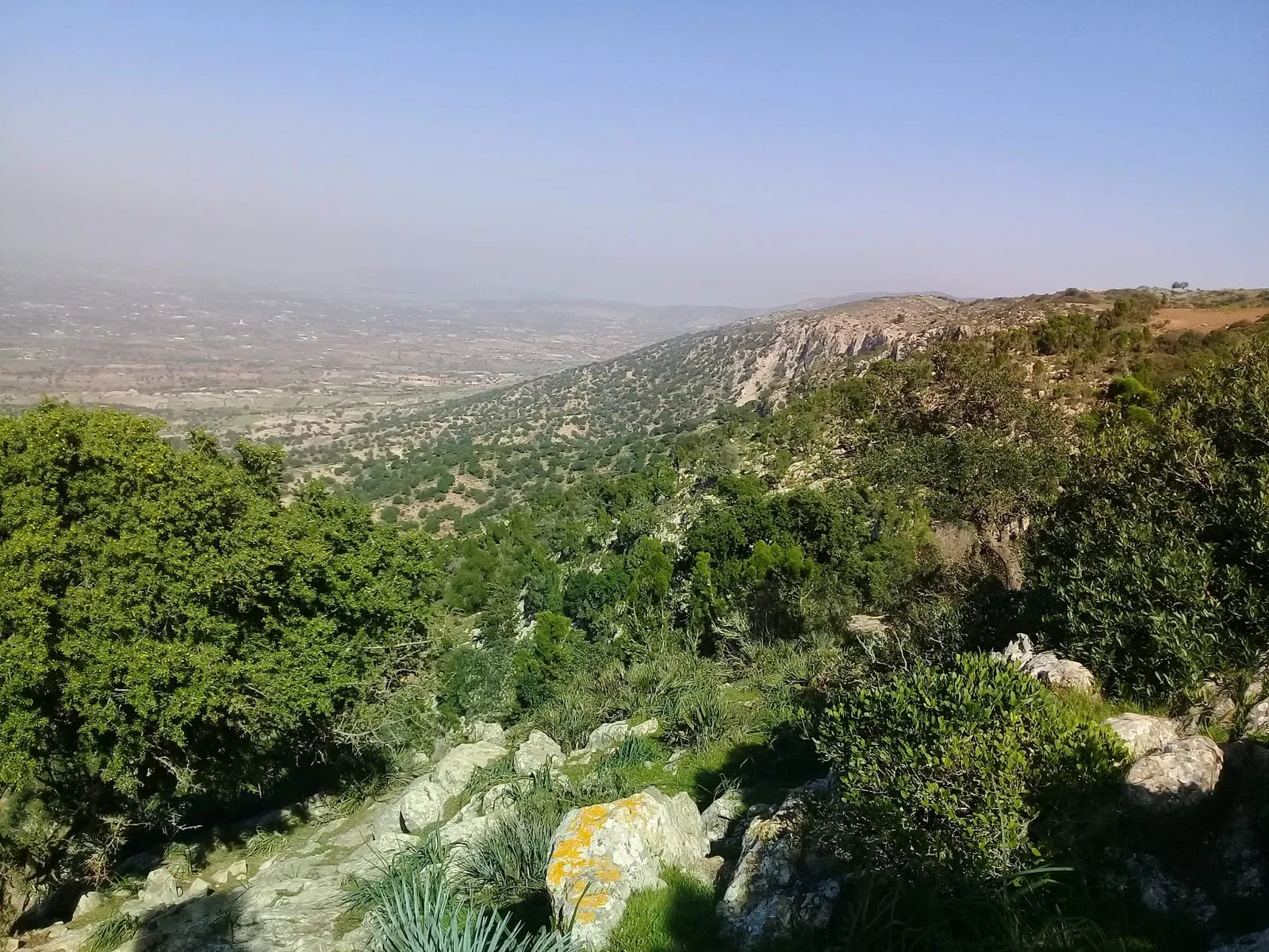 Rochers couverts de lichen au sommet, la plaine en contrebas