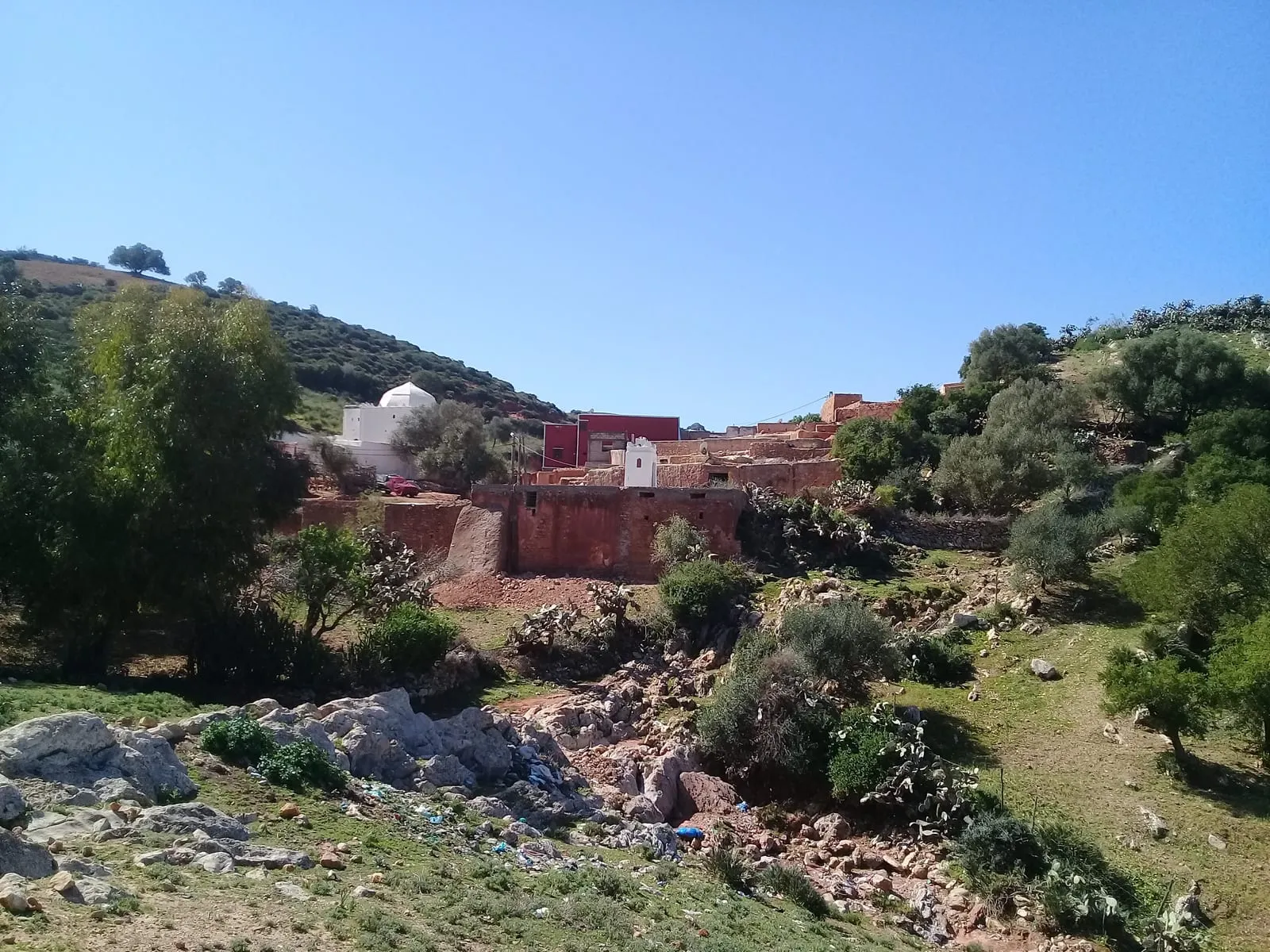 Le village au pied de la montagne, marabout blanc et murs rouges