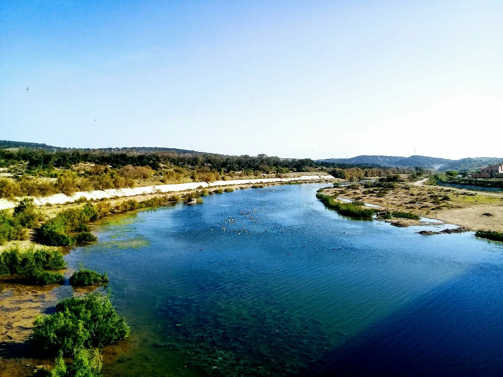 Les eaux bleues de l’oued entre ses berges claires