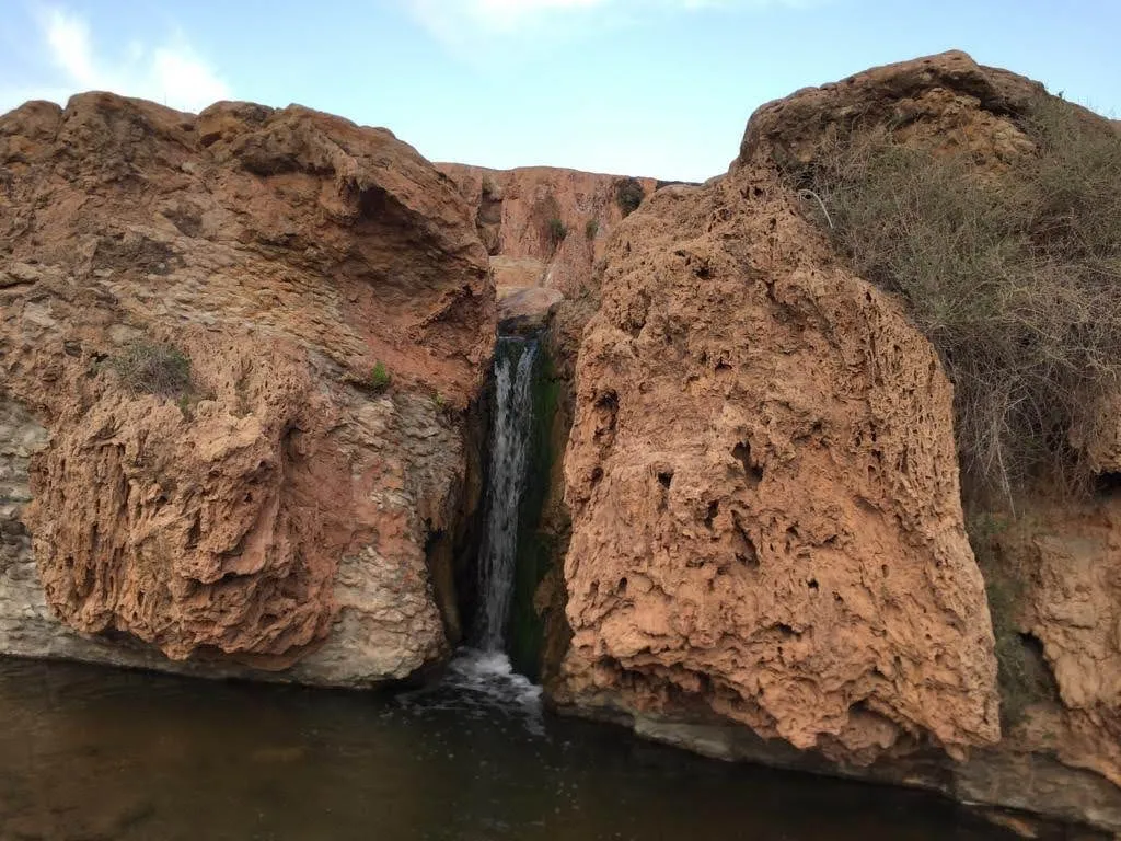 La cascade entre les blocs de roche rouge