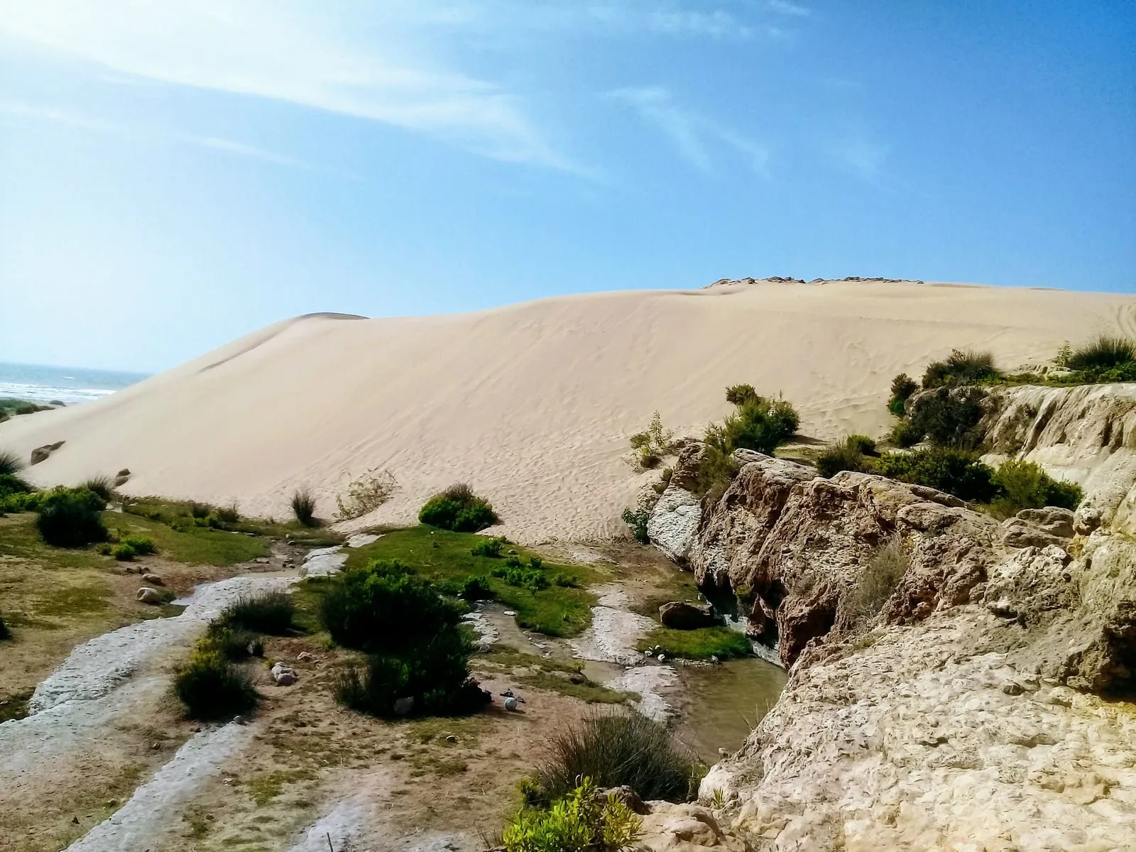 La dune vient buter sur la roche et la source
