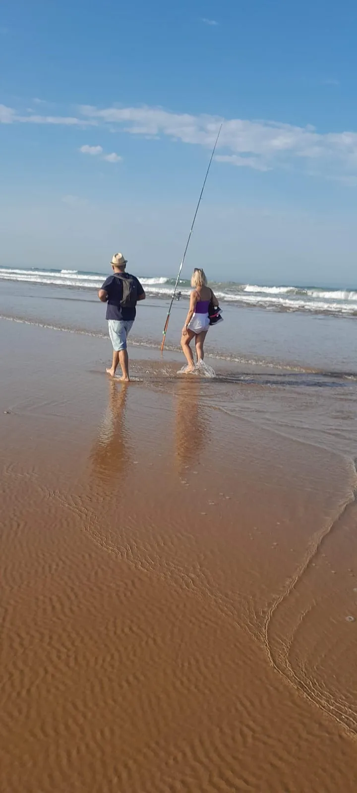 Lancer depuis le bord de la plage, la canne face aux vagues