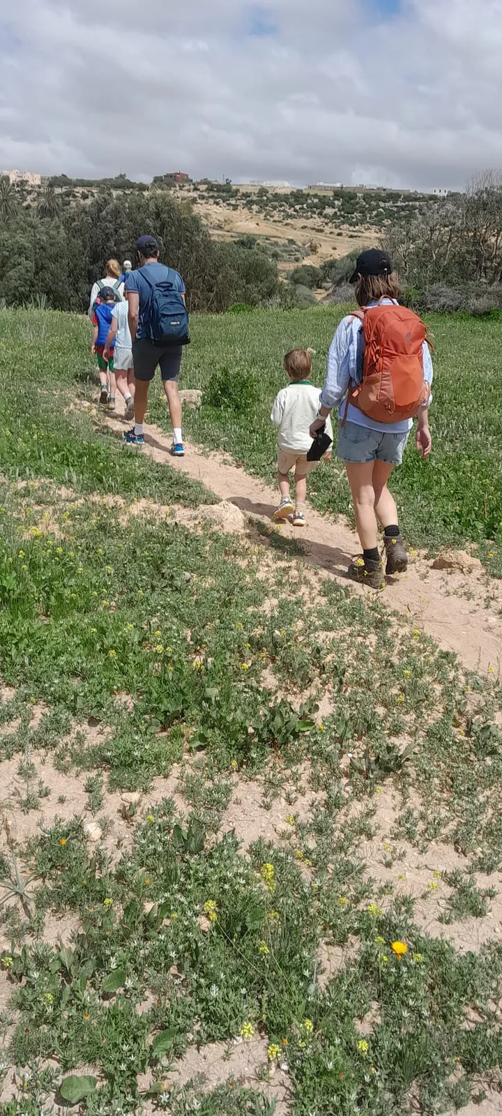 Randonneurs de dos sur le sentier