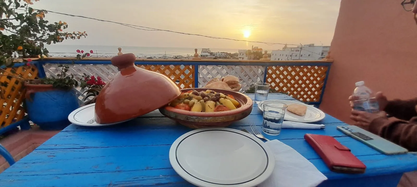 Table dressée au coucher du soleil, tajine et pain