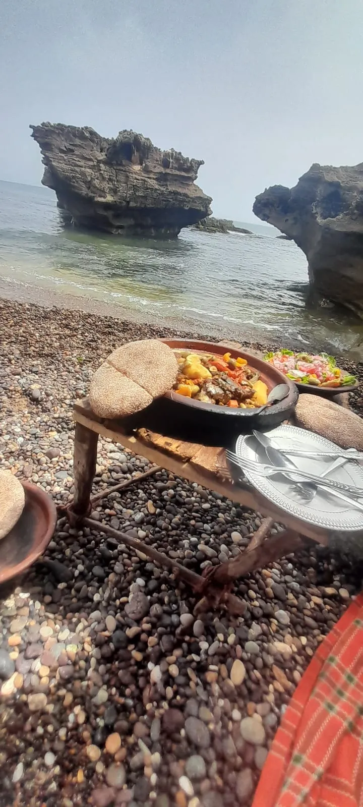 Tajine partagé en pique-nique face à la mer